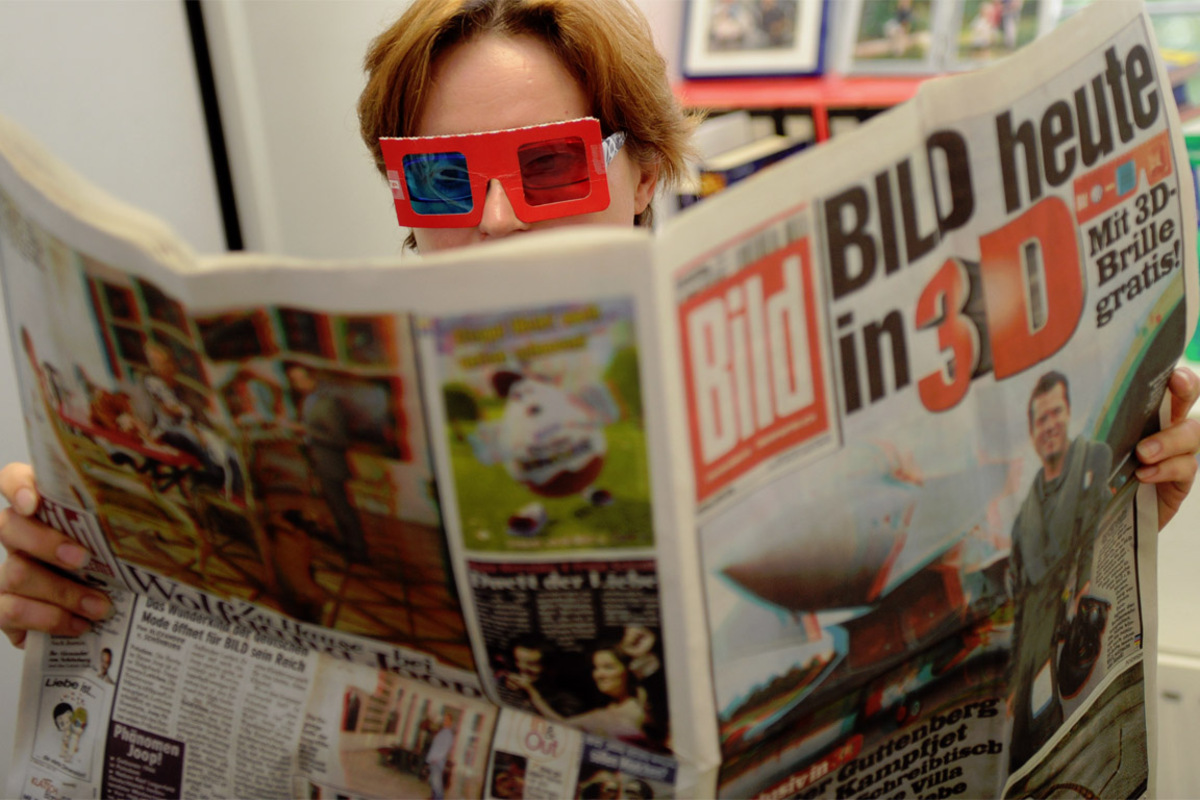 ... In diesem Zusammenhang wird der stellvertretende Bild-Chefredakteur Nikolaus Blome kritisiert, der Sinn viel Platz in seiner Zeitung einräumt.Er wird auch für seine polemische und kritische Berichterstattung gegenüber Griechenland gerügt.