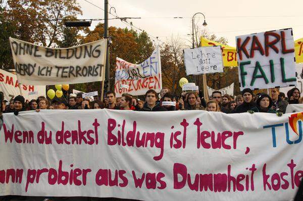 Vor dem Parlament gibt es ein Pfeiffkonzert, als der Protestzug der TU auf jenen der Uni Wien trifft. Die Stimmung ist positiv und ausgelassen.