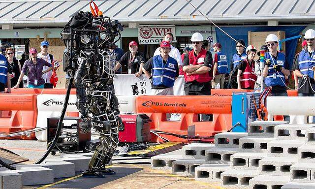Boston Dynamics an ihrem Atlas Roboter. 