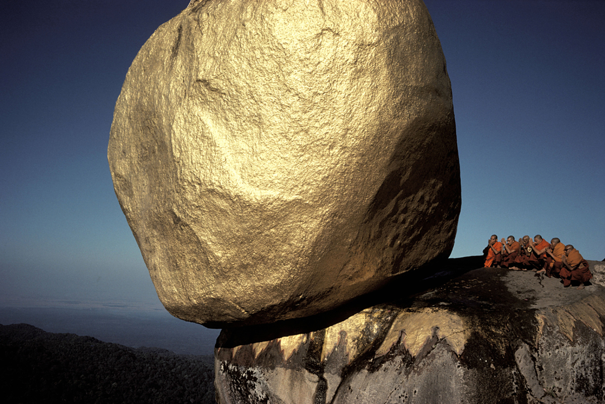 Kyaiktiyo, Burma, 1978 Kubotas Lieblingsland wurde bald Burma, das er 75 Mal besuchte. Angesichts des Goldenen Felsens wandte er sich 1978 der Farbfotografie zu. Er lässt seine Prints in einem besonderen, heute nur mehr selten gemachten Verfahren ausarbeiten, was zu besonderer Farbtiefe und Intensität führt (colour dye transfer).