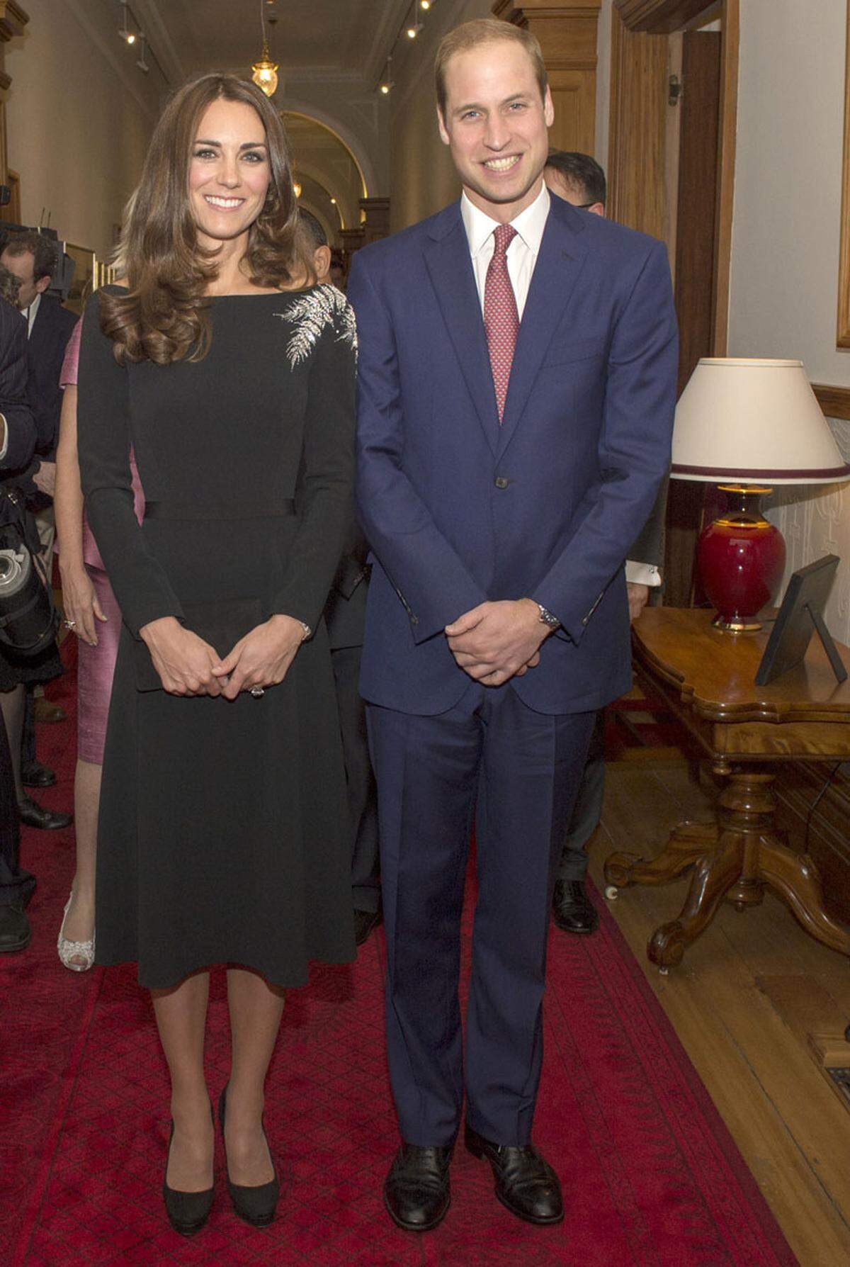 Bei einem Empfang im Regierungshaus wurde ein neues Bild der Queen präsentiert. Die Herzogin entschied sich für ein maßgeschneidertes Kleid von Jenny Packham mit einem bestickten Farn, dem Hoheitsabzeichen von Neuseeland.