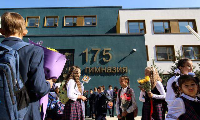 Feierlicher Schulbeginn in Kasan. Immer mehr russische Familien nehmen ihre Kinder aber aus dem staatlichen Schulsystem. 