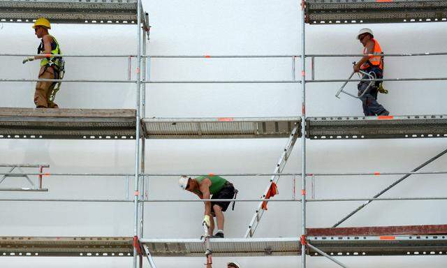 Arbeiter bauen Geruest ab