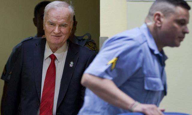 Ratko Mladić im Jahr 2017 bei einer Urteilsverkündung in Den Haag. Er ist zu lebenslanger Haft verurteilt worden und noch am Leben.