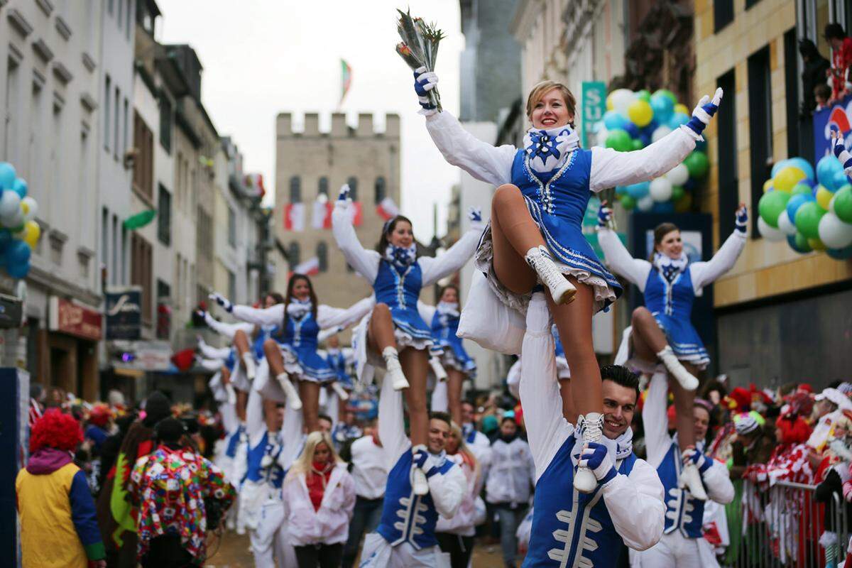 Hunderttausende Narren haben in den rheinischen Faschingshochburgen ausgelassen Rosenmontag gefeiert. In Köln (Bild), Düsseldorf und Mainz zogen zum Höhepunkt des Straßenkarnevals die traditionellen Rosenmontagsumzüge durch die Innenstädte.