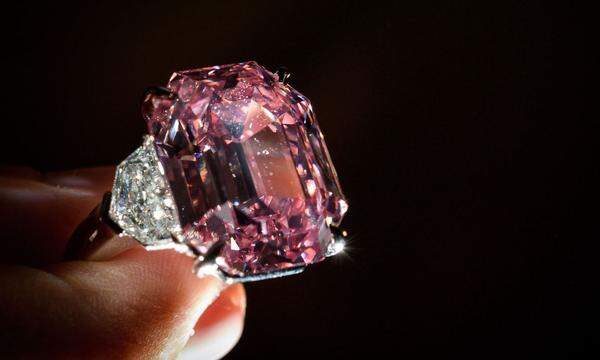Rekordverdächtig: Dieser rosafarbener Diamant von knapp 19 Karat hat auf einer Auktion in Genf einen Preis von 39,1 Millionen Euro erzielt. Dem Zuschlag war ein rund sechsminütiges Bietergefecht beim Auktionshaus Christie's vorausgegangen. Der Rufpreis für den "Pink Legacy" lag bei 21 Millionen Euro. Das Schmuckstück war einst im Besitz der Familie Oppenheimer.
