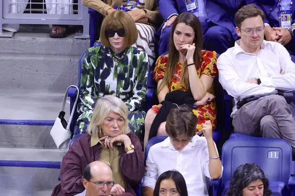 Modeallmächtige Anna Wintour, ihre Tochter Bee Shaffer und Martha Stewart (vorn) in den Rängen der US Open 2026.
