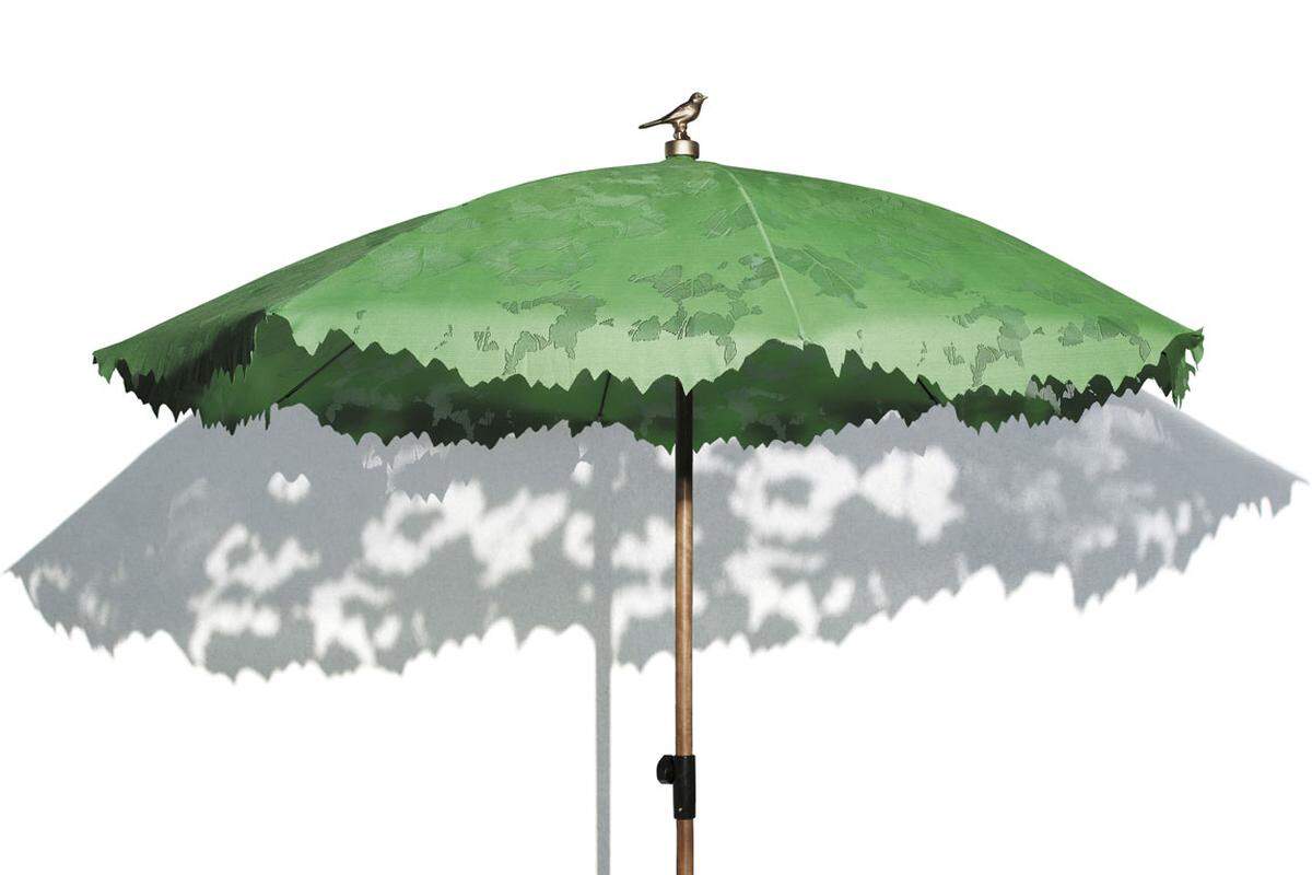 Der Sonnenschirm "Shadylace" von Droog spendet floralen Schatten an heißen Tagen, fast als würde man unter einem Baum sitzen. Neben der XL-Ausfürhung, bekommt man den Schirm auch in den Farben Weiß und Grün. www.droog.com