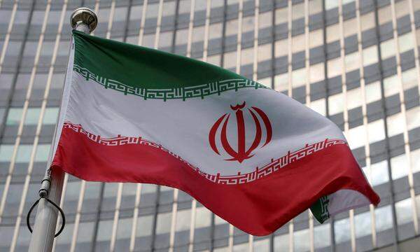 Die iranische Flagge vor der Internationalen Atomenergiebehörde in Wien. 