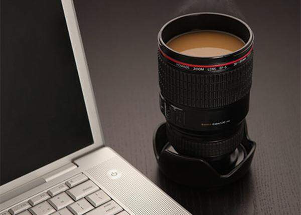 Ein großes Spiegelreflexkamera-Objektiv hat ein ganz schön großes Volumen. Das dürften sich auch die Designer dieser Kaffeetasse gedacht haben. Bleibt nur zu hoffen, dass niemand versucht, diese auf eine Kamera zu schrauben.