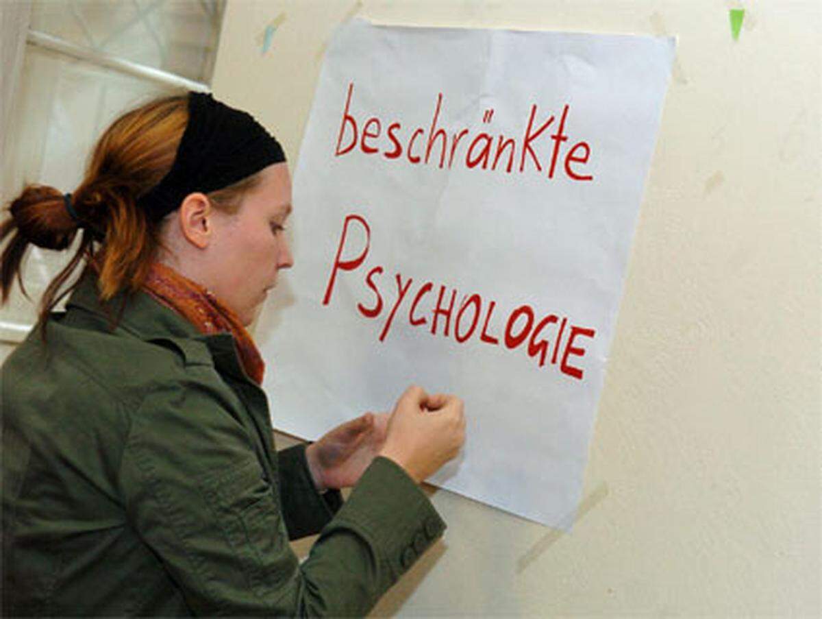 In der Psychologie gab es dieses Jahr erstmals einen zeitgleichen Aufnahmetest an den Unis Wien Salzburg, Graz und Innsbruck. 3800 Kandidaten meldeten sich an. Gemeinsam mit der Uni Klagenfurt kommen die Fakultäten für Psychologie auf rund 1500 Anfänger.