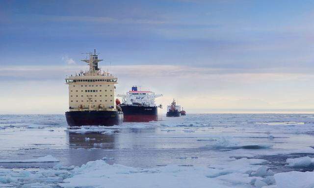 Ein russischer Eisbrecher führt einen Konvoi von Frachtschiffen durch arktische Gewässer.