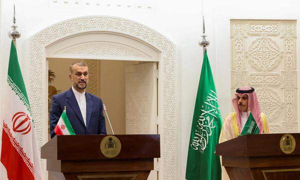 Irans Außenminister Hossein Amir-Abdollahian und sein saudischer Amtskollege Prinz Faisal bin Farhan Al Saud in Riad. 