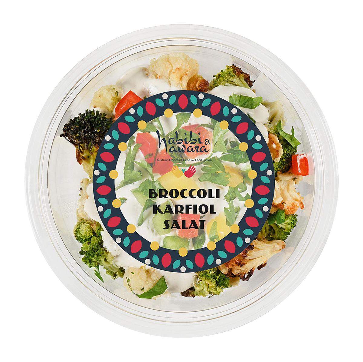 Es ist, was man ein Vorzeigeprojekt nennt: Das Lokal Habibi & Hawara im ersten Wiener Bezirk, in dem Menschen mit Fluchterfahrungen kochen und servieren. Nun sind einige der Salate und Hummus-Variationen unter der etablierten Marke auch bei Billa und Merkur zu kaufen; zubereitet allerdings von Wojnar, bekannt für Tankstellensandwiches. Fader Brokkoli-Karfiol-Salat, Süßkartoffelsalat, „Arabischer Salat“ aus sehr grob geschnittenem Paprika, Mangohummus – sagen wir so: Da ist noch Luft nach oben. Habibi & Hawara bei Billa & Merkur.