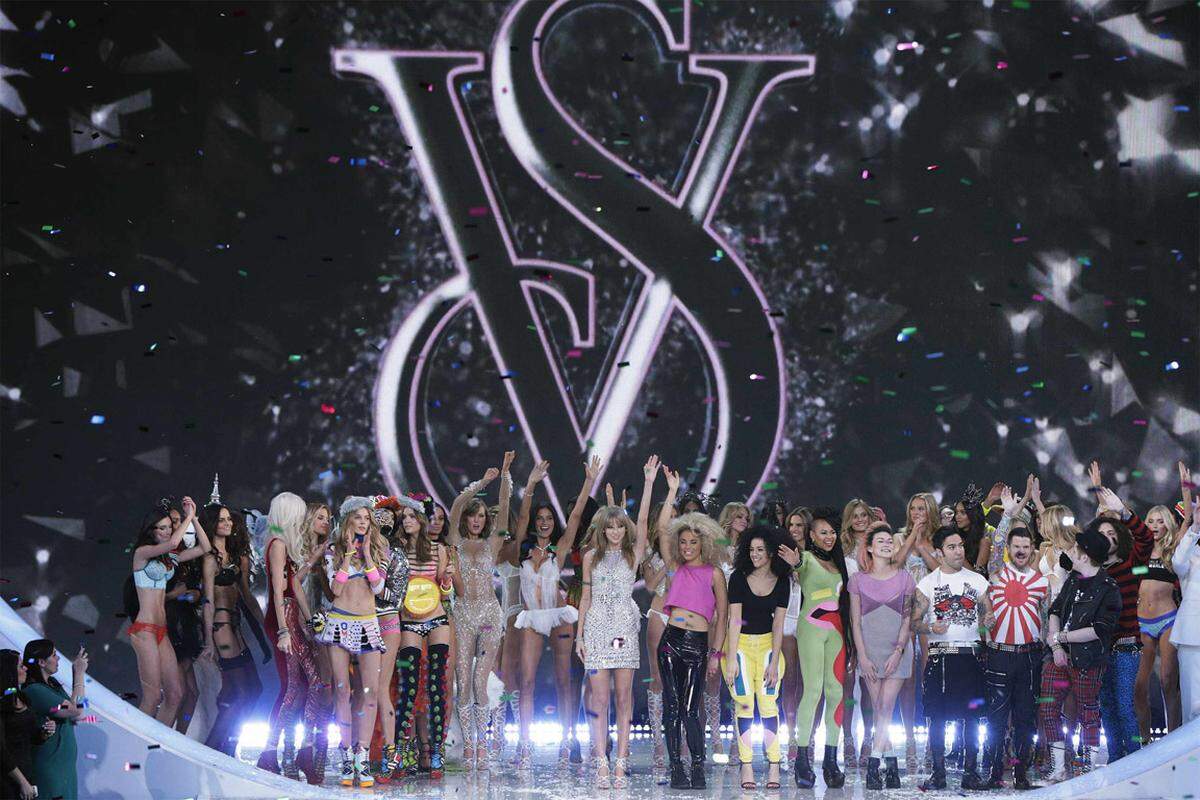 Ein Gruppenbild: Neben Taylor Swift performten auch die Bands Fall out Boy, A Great Big World und Neon Jungle.Weitere Impressionen der Victoria's Secret Show 2013.
