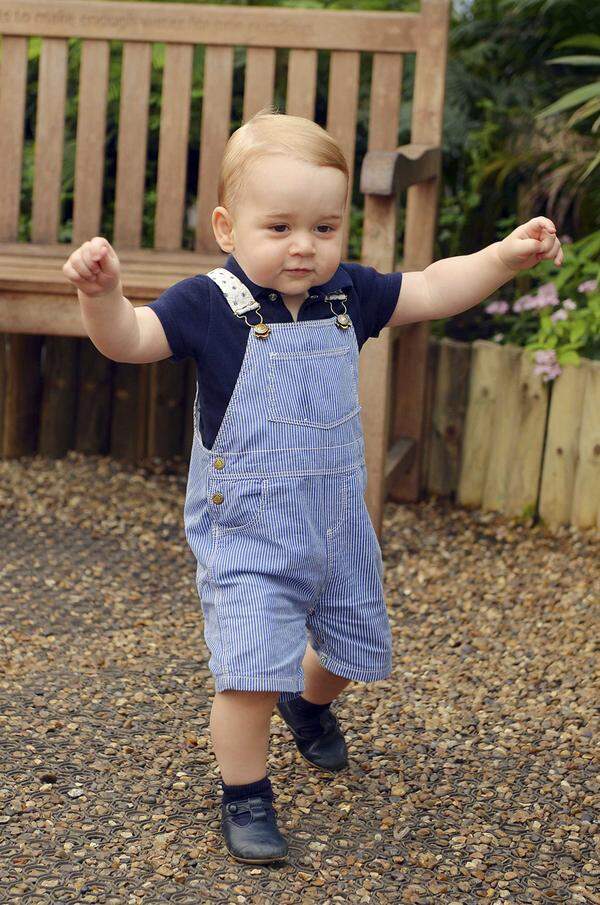 Pünktlich zu seinem ersten Geburtstag konnte Prinz George damals mit den ersten Schritten auftrumpfen. Hier das Beweisfoto des Kensington Palace.