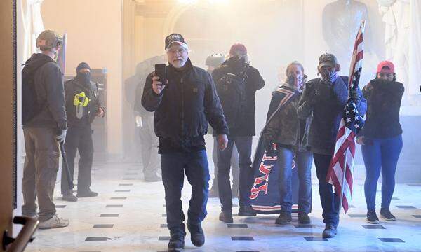 Tränengasschwaden hängen in der Luft am Kapitol in Washington.