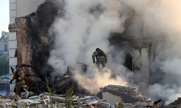 Rettungskräfte im Einsatz im Nordosten der Ukraine nach einem russischen Luftangriff auf die Region Charkiw.