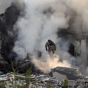 Rettungskräfte im Einsatz im Nordosten der Ukraine nach einem russischen Luftangriff auf die Region Charkiw.