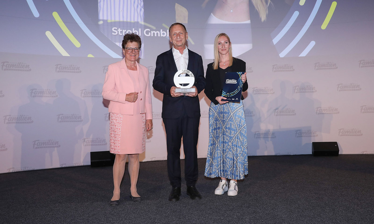 Das beste Familienunternehmen vom Burgenland: Strobl GmbH aus Deutsch Kaltenbrunn. Finanzmarkt-Expertin und Jurymitglied Regina Prehofer (l.) zeichnet Strobl-Eigentümer Josef Strobl und seine Tochter, Geschäftsführerin Nina Strobl, aus.