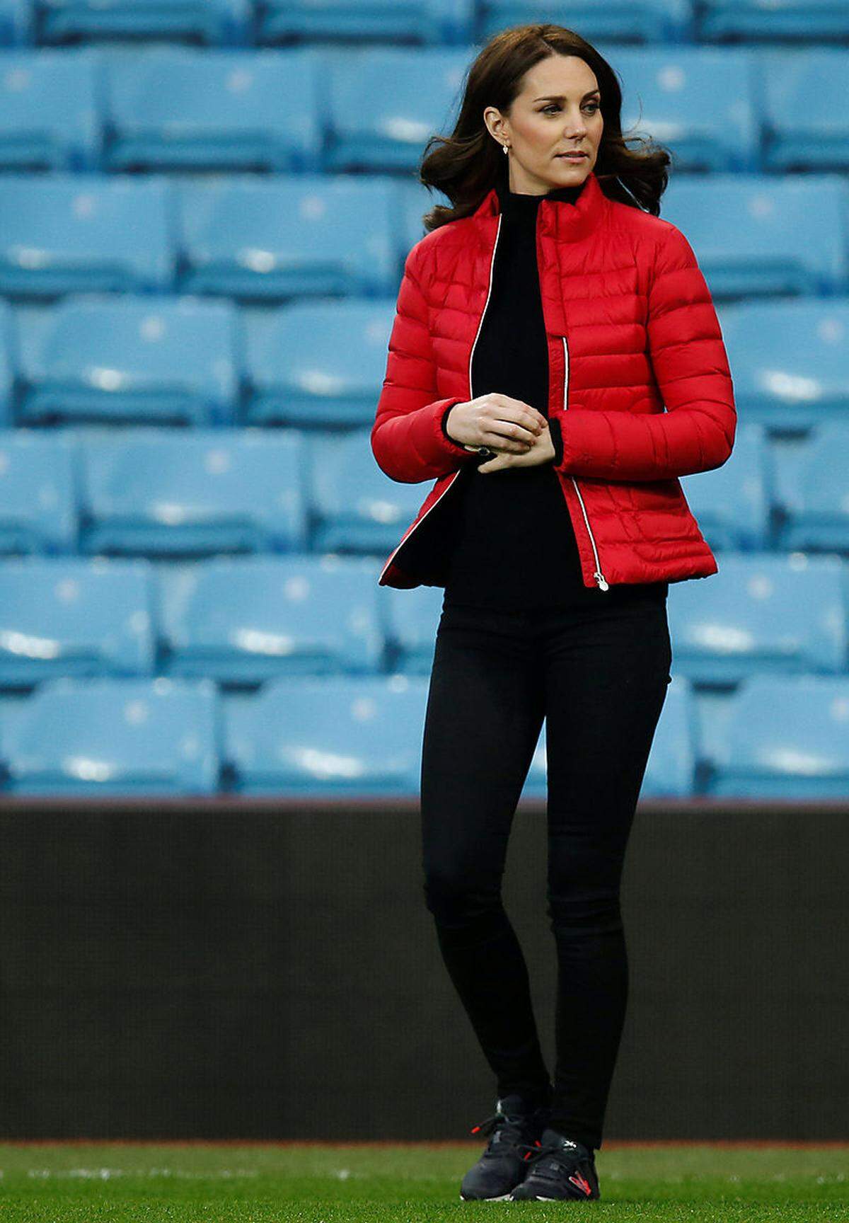 Der schlichte Look samt Rolli und Jeans machte im Verlauf des Tages dann allerdings mehr Sinn: Die Herzogin von Cambridge musste nämlich für einen Stadionbesuch, ebenfalls in Birmingham, in Sportklamotten schlüpfen. Geübte Kate watchers wissen, dass diese Outfitwechsel untertags häufig etwas seltsam enden: Diamantohrringe mit Sportschuhen (in dem Fall von New Balance)? Trainingsjacke (in dem Fall eine Skijacke von Perfect Moment) mit Hochglanzfrisur? Der Termin in Birmingham stellte diesbezüglich keine Ausnahme da, Fazit: Awkward.