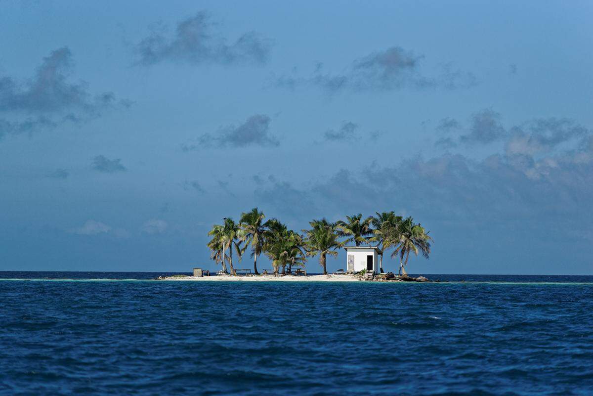 Toilet Island nennt sich die Mini-Insel in der Nähe von Placencia, Belize. Sein Geschäft kann man hier zwar ungestört genießen, Klopapier zu beschaffen ist allerdings eine Herausforderung.