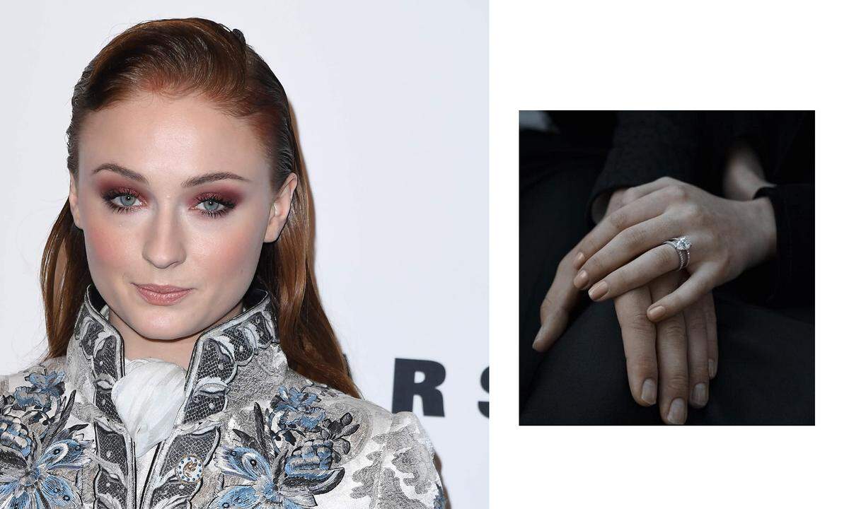 "Game of Thrones"-Darstellerin Sophie Turner gab ihre Verlobung mit Musiker Joe Jonas im Oktober 2017 bekannt. Der tropfenförmige Diamant, der an zwei dünnen Diamantringen aufgesetzt ist, soll bis zu fünf Karat groß sein.