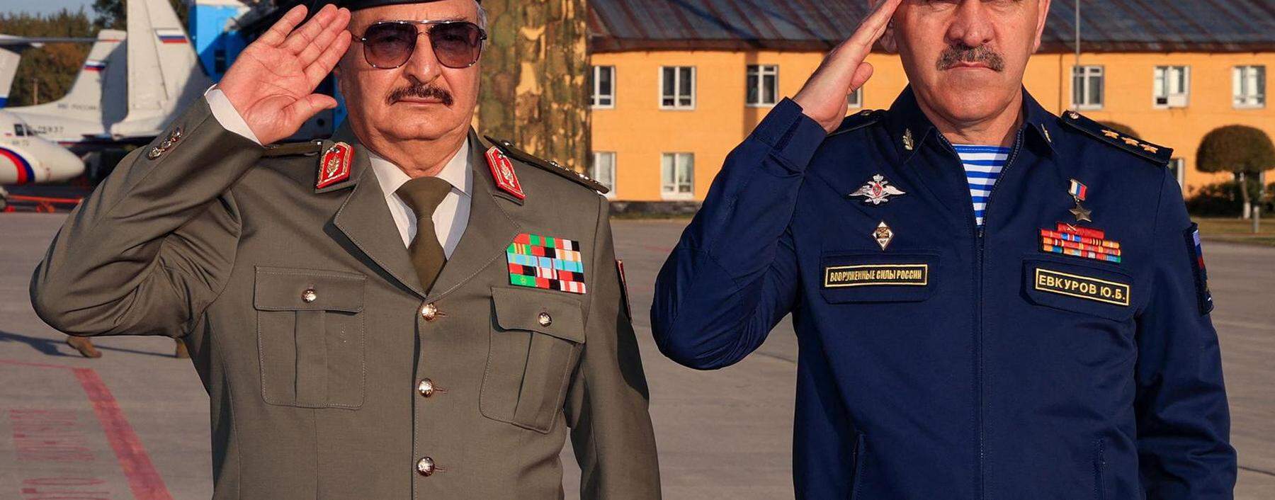 General Khalifa Haftar (l) mit Russlands Vize-Verteidigungsminister Jewkurow in Moskau.