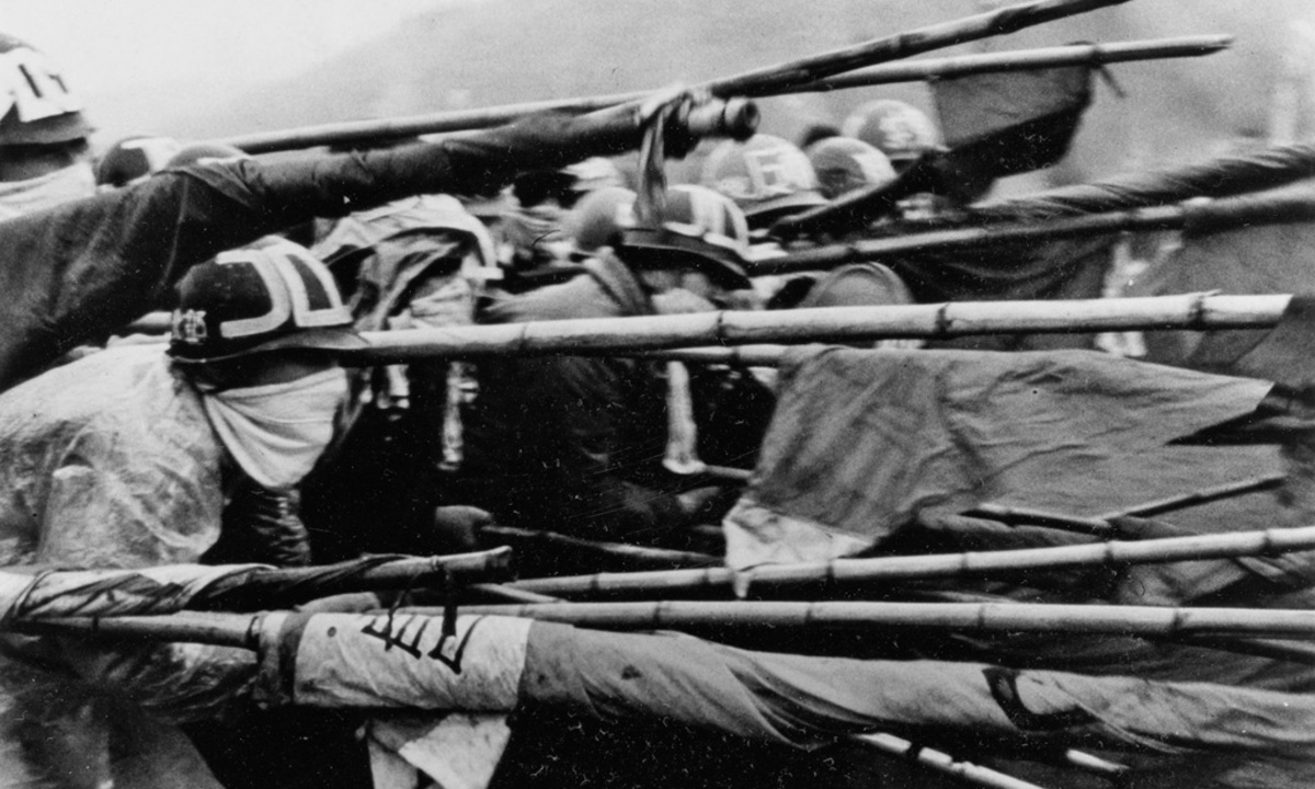 Demonstration. Fotos in Protestbüchern dokumentierten Kundgebungen, hier gegen den Bau des Narita-Flughafens bei Tokio.