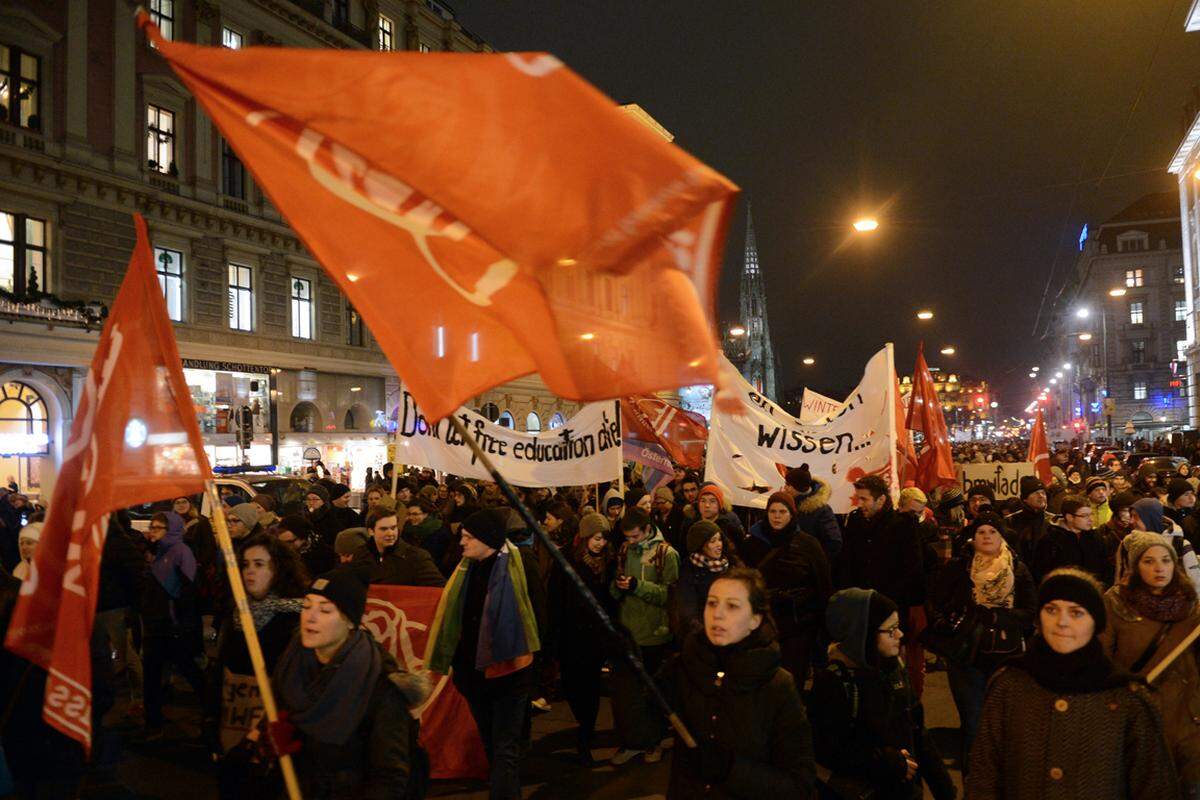 Rund 7000 Studierende protestierten am Dienstagabend in Wien gegen die umstrittene Fusion des Wissenschaftsministeriums mit dem Wirtschaftsressort. Auch in Graz, Salzburg, Klagenfurt und Innsbruck hatte die ÖH zu Protest aufgerufen.