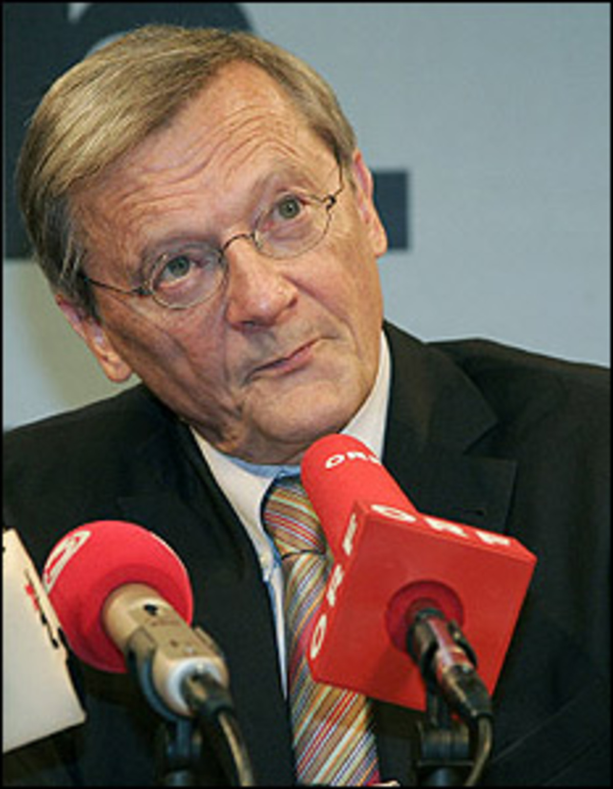 "Es besteht noch eine kleine Chance für das Zustandekommen einergroßen Koalition. Die Voraussetzung dafür ist, dass die SPÖ zum Konsens zurückkommt, den wir am 1. November beim Bundespräsidenten gefunden haben". Bundeskanzler Wolfgang Schüssel will eine schwarz-rote Regierung in einem Interview mit der "Kleinen Zeitung" (11. November) nicht ganz ausschließen.