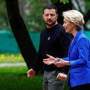 Archivbild: Kommissionspräsidentin Ursula von der Leyen mit dem ukrainischen Präsidenten Wolodymyr Selenskij im Mai.