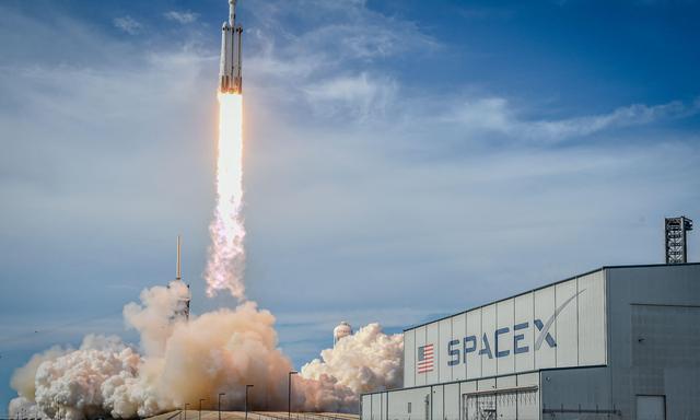 Nach Problemen beim Start einer SpaceX-Rakete hat die US-Luftfahrtbehörde FAA vorerst weitere Starts untersagt.