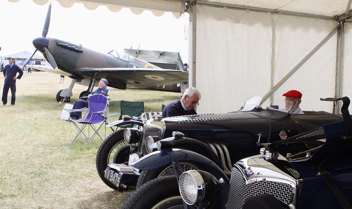 Oder für gut gereifte Buben: Klassische Sportwagen, hier des Herstellers Riley aus Coventry (1896-1969), und junggebliebene Jagdflugzeuge.