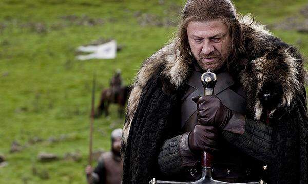 Was für ein Spoiler! Was für ein Tod! Dass Ned Stark, der klare Held in "Game of Thrones" vor dem Ende der ersten Staffel stirbt, war ein Tabubruch – dieser Tod hat das Fernsehen verändert. Niemand ist mehr sicher, schon gar nicht, wenn er von Sean Bean gespielt wird! 