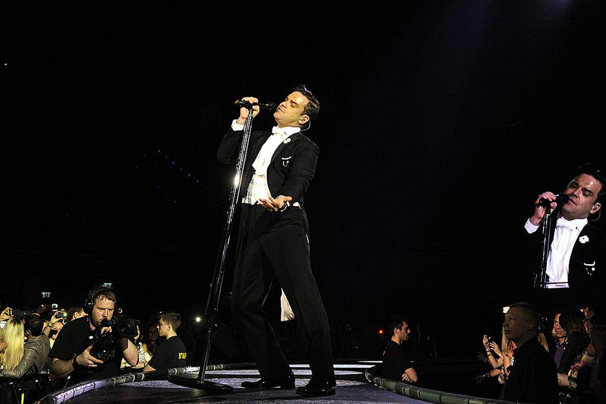 Als es dann nach der beruflichen Trennung der beiden mit eher mittelmäßig erfolgreichen Alben wie "Rudebox" (2006) oder "Reality Killed the Video Star" (2009) vergleichsweise ruhig um Robbie Williams geworden war, katapultierte er sich 2012 mit "Take the Crown" überraschend wieder auf die Titelseiten wie an die Spitze der Charts.