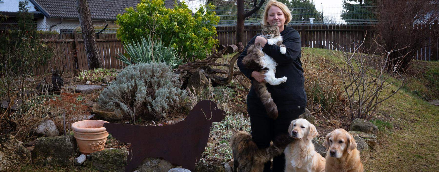 Verena Arminger züchtet schon seit Jahren Golden Retriever und Maine-Coon-Katzen. Sie und ihre Partnerin leben aktuell mit 39 Hunden und acht Katzen unter einem Dach.