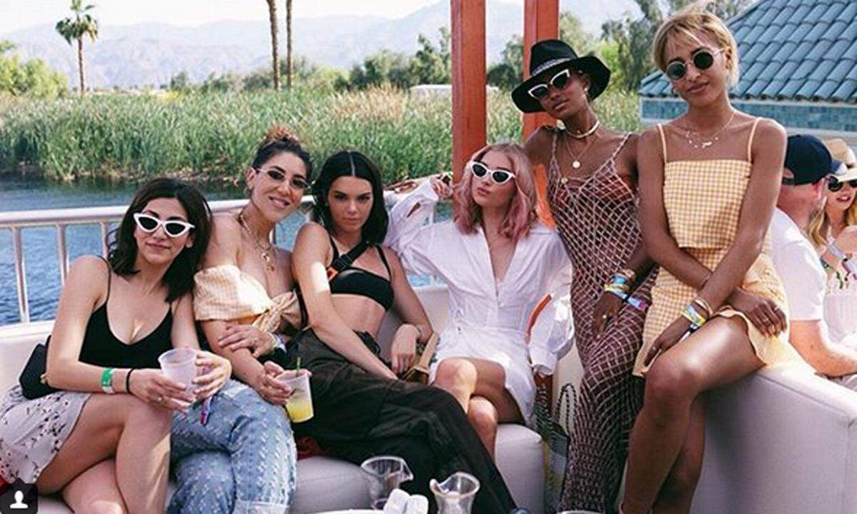 Für ein winziges Oberteil entschied sich Kendall Jenner bei der Revolve Party. Modemarken wie diese oder auch Moschino und Dior veranstalten am Rande des Festivals edle, kleine Feste für Promis, die eine Pause vom Konzertpublikum brauchen.