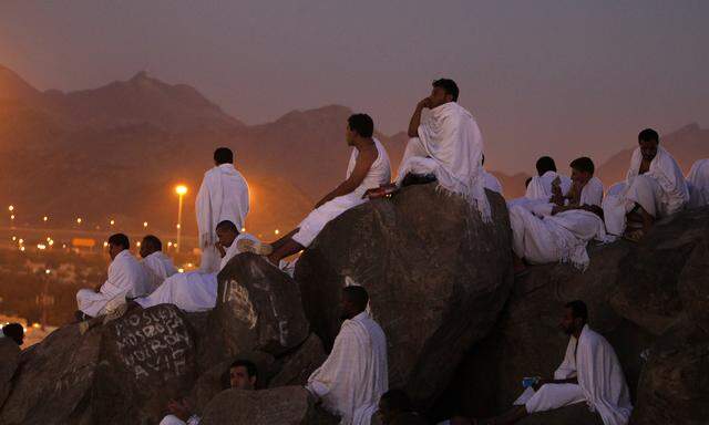 Die Pilger sind fast am Ziel ihrer Reise angekommen: Vor ihnen liegt die heilige Stadt Mekka mit der Kaaba. 