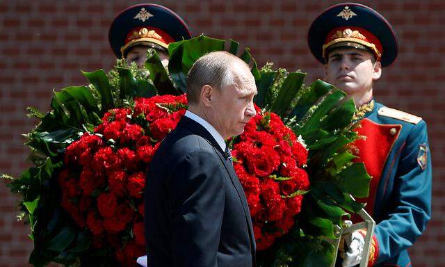 Russlands Präsident Putin bei der Kranzniederlegung zum Gedenken.