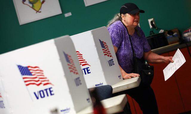 Die Wahllokale in den USA haben geöffnet. Bei den Midterms entscheiden die Bürger der USA darüber, ob die Demokraten um Biden ihre politische Mehrheit im Kongress behalten. 