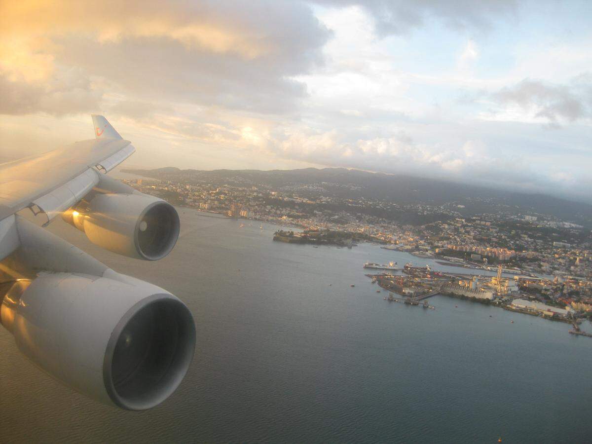 Anflug auf die Insel Martinique, französisches Überseedépartement, in der Karibik, und somit fast 7.000 Kilometer von Paris entfernt – Blick auf den Hauptort Fort-de-France.