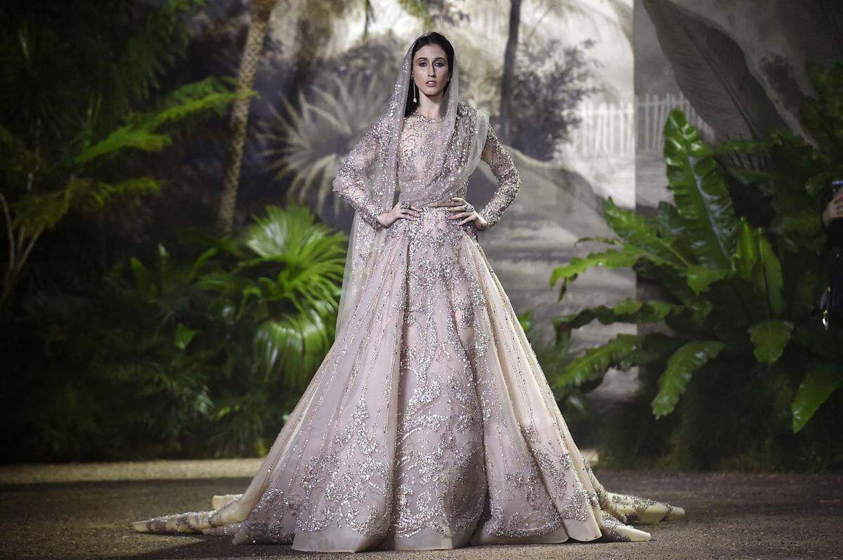 Indien war das Motto bei Elie Saab, dem nicht nur mit diesem üppigen Brautkleid Tribut gezollt wurde.