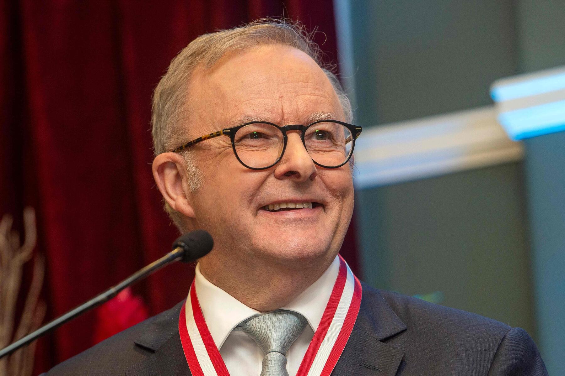 Australian PM apologizes for 'aphrodisiac' remarks about Kylie Minogue