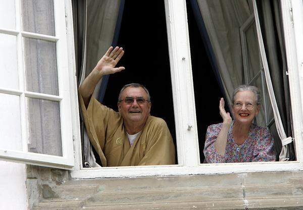 Die Posse um Dänemarks Prinz Peinlich wurde Anfang August ebenfalls ein Stückchen erweitert. Der Ehemann von Königin Margrethe, Prinz Henrik, verkündete, nicht neben seiner Ehefrau begraben werden zu wollen.