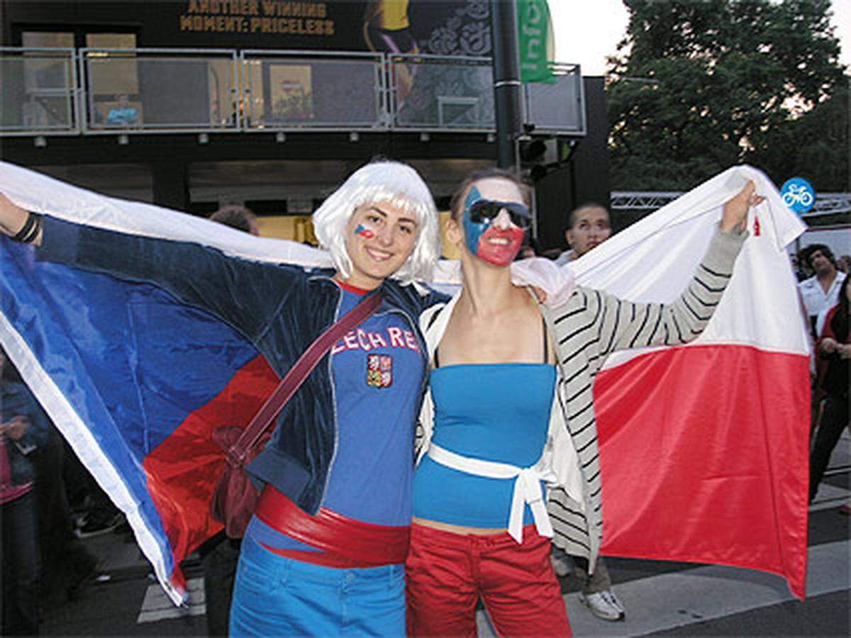 Und es gibt sie doch - wenn auch in der Minderzahl auf der Wiener Fanmeile: Die tschechischen Fans.