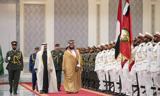 Der saudische Kronprinz Mohammed bin Salman (r.) wird in den Emiraten von Kronprinz Muhammad bin Zayid empfangen. [ imago ]