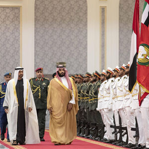 Der saudische Kronprinz Mohammed bin Salman (r.) wird in den Emiraten von Kronprinz Muhammad bin Zayid empfangen. [ imago ]