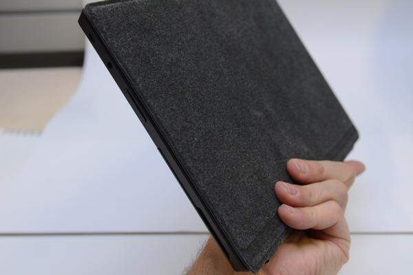 Klappt man das Touch Cover zusammen, schützt es das Display zuverlässig und ermöglicht, das Surface dezent im Rucksack oder der Handtasche verschwinden zu lassen.