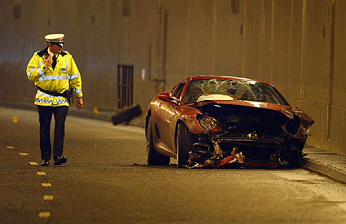 ... erst wenige Tage zuvor hatte er in Manchester seinen Ferrari an eine Tunnelwand gesetzt. An dem 200.000 Euro teuren Sportwagen entstand Totalschaden. Finanziell konnte es Ronaldo verschmerzen - angesichts eines kolportierten Wocheneinkommens von 120.000 Pfund.